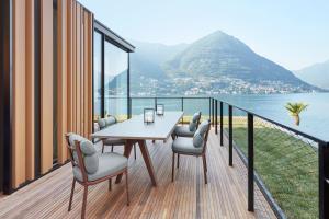 Vista generica sulle montagne o vista sulle montagne dall'interno dell'hotel