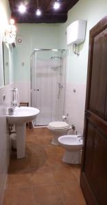 ein Badezimmer mit zwei Waschbecken, einer Dusche und einem WC in der Unterkunft Il Nibbio - La Casa del Vasaio in Morano Calabro