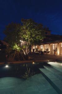 Bazén v ubytování Relais Villa Borghetto nebo v jeho okolí