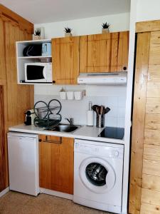 une cuisine avec un lave-linge et un lave-linge dans l'établissement Grand studio 5 personnes Station Familiale Montclar, à Montclar