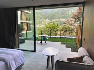 Habitación con cama y balcón con vistas. en Il Sereno Lago di Como en Torno