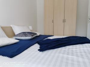 Postel nebo postele na pokoji v ubytování City Lake Pearl #lake Jarun#green area#free parking#cafes, tram to city, markets#balcony&sunny&easy self check in 24-7