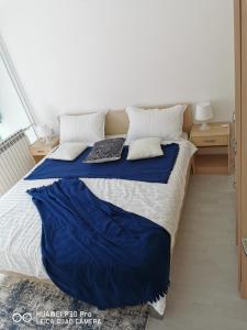 Postel nebo postele na pokoji v ubytování City Lake Pearl #lake Jarun#green area#free parking#cafes, tram to city, markets#balcony&sunny&easy self check in 24-7