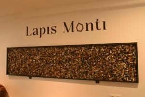 una gran señal en la pared de un vestíbulo en Lapis Monti - Apartments & Suites, en Burgusio