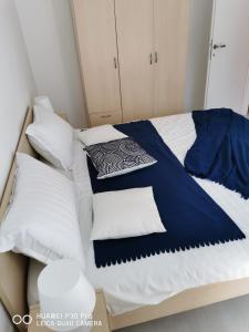 Postel nebo postele na pokoji v ubytování City Lake Pearl #lake Jarun#green area#free parking#cafes, tram to city, markets#balcony&sunny&easy self check in 24-7