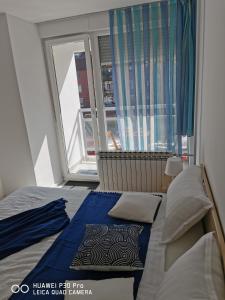 Postel nebo postele na pokoji v ubytování City Lake Pearl #lake Jarun#green area#free parking#cafes, tram to city, markets#balcony&sunny&easy self check in 24-7
