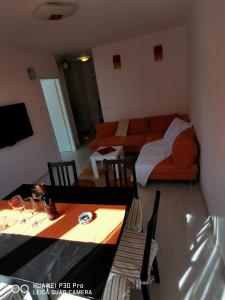 Posezení v ubytování City Lake Pearl #lake Jarun#green area#free parking#cafes, tram to city, markets#balcony&sunny&easy self check in 24-7