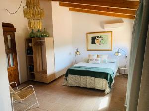 A bed or beds in a room at Castillo de Bulbuente de Luis Zueco Még 37 kép