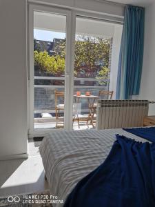 Postel nebo postele na pokoji v ubytování City Lake Pearl #lake Jarun#green area#free parking#cafes, tram to city, markets#balcony&sunny&easy self check in 24-7