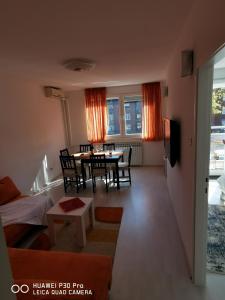 Posezení v ubytování City Lake Pearl #lake Jarun#green area#free parking#cafes, tram to city, markets#balcony&sunny&easy self check in 24-7