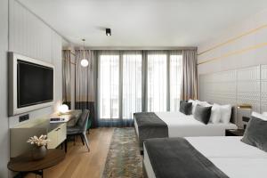 Televízia a/alebo spoločenská miestnosť v ubytovaní Emerald Downtown Luxury Suites by Continental Group