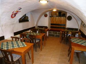 ロキトニツェ・ナト・イゼロウにあるPenzion Pod Studenovemの木製テーブルと椅子が備わるレストラン