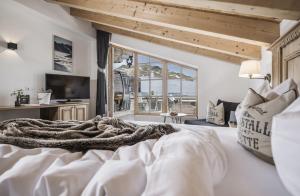 a bedroom with a large bed and a large window at Kristallhütte in Zellberg