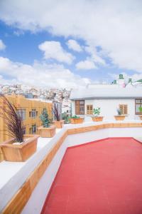 ラスパルマス・デ・グランカナリアにあるSweet Staysの建物屋根の赤い絨毯