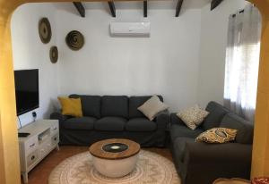 ein Wohnzimmer mit einem Sofa und einem Tisch in der Unterkunft Casa Don Fernando in Moraira
