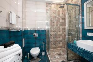 a bathroom with a shower and a toilet and a sink at EtazhiDaily in Centre in Yekaterinburg