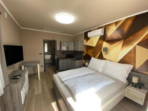 sypialnia z dużym łóżkiem i telewizorem w obiekcie MyFlat Premium Resort w Siófoku