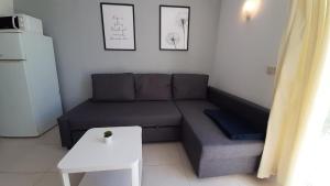 una pequeña sala de estar con sofá y mesa. en Toros Apartamentos en Palma de Mallorca