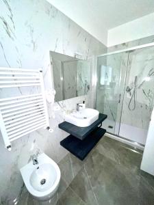 uma casa de banho com um lavatório, um chuveiro e um WC. em Hotel Porto Di Roma em Civitavecchia