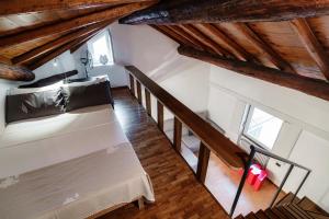 Habitación en el ático con 2 camas y techos de madera. en Suite Fontana - by MyHomeInComo, en Como