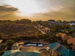 einen Luftblick auf ein Resort mit einem Pool in der Unterkunft The Lahe Hotels in Mwanza