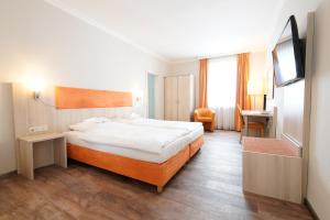 Postel nebo postele na pokoji v ubytování Hotel Bayerischer Hof