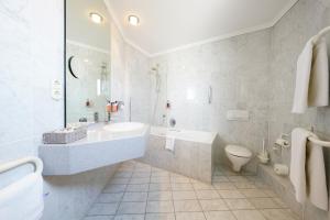 Koupelna v ubytování Hotel Bayerischer Hof