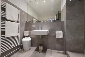 a bathroom with a sink, toilet, and bathtub at Hotel Bayerischer Hof in Bayreuth