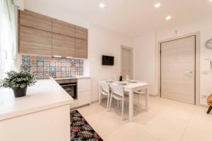 Η κουζίνα ή μικρή κουζίνα στο AmazHome - "La mia casa al mare" con parcheggio