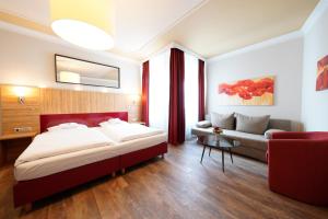 Postel nebo postele na pokoji v ubytování Hotel Bayerischer Hof + 37 fotografií