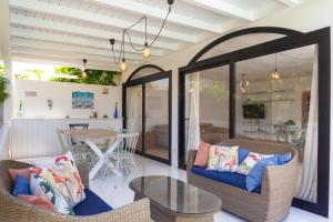 a living room with two chairs and a table at Villa Simba in Corralejo