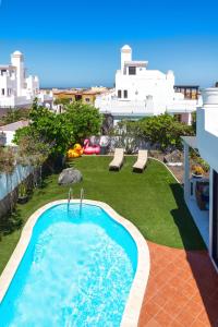 a swimming pool on the side of a building at Villa Simba in Corralejo