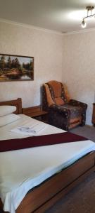 a bedroom with two beds and a leather couch at Casa Ala in Cahul