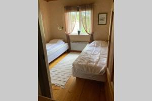 Säng eller sängar i ett rum på Trevlig stuga med endast 300 m till Dalälven.