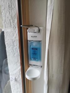 ein Bad mit einem Wasserspender in einem Zimmer in der Unterkunft Ferienwohnung Haus Maria Schwarzwald in St. Blasien