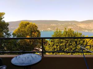 a balcony with a view of a lake at Sunny Bay Apartments in Španjola