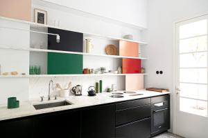 - une cuisine avec des placards noirs et un évier dans l'établissement Luxury modernist design townhouse with garden, à Santa Cruz de Tenerife 23 autres photos