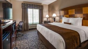 Een bed of bedden in een kamer bij Best Western Carthage Inn & Suites