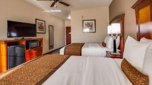 Een bed of bedden in een kamer bij Best Western Carthage Inn & Suites