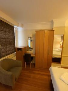 Postel nebo postele na pokoji v ubytování Buckingham Hotel