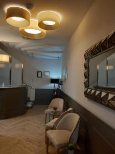 a waiting room with two chairs and a mirror at Hotel Marinetto in Chauchina