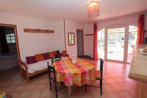 Habitación con mesa, cama y dormitorio. en Gîte avec piscine et climatisation, en Buzignargues