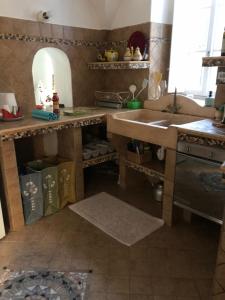 A kitchen or kitchenette at Casa Relax, un uliveto sul mare. Még 14 kép
