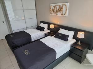 Een bed of bedden in een kamer bij BONNIES Beach & Spa DuinNest