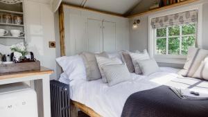 Postel nebo postele na pokoji v ubytování Stamford Cider Huts