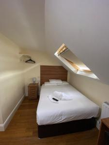 Postel nebo postele na pokoji v ubytování Buckingham Hotel