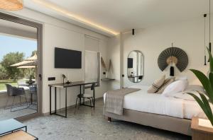 um quarto com uma cama e uma secretária em Casa Nostos em Agia Marina Nea Kydonias