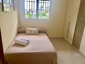 Habitación pequeña con cama con almohada. en Apartamento completo frente al mar, en Creixell 15 fotos más