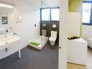 y baño con aseo y lavamanos. en Room018BCN, en Barcelona