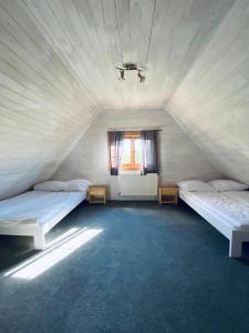 A bed or beds in a room at Tatarak domki na mazurach nad jeziorem Wałpusz - domek nr 1